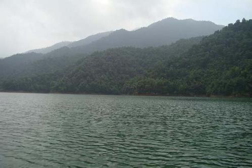 《水污染防治法》下地表飲用水水源保護區(qū)與二級保護區(qū)的禁止行為解析